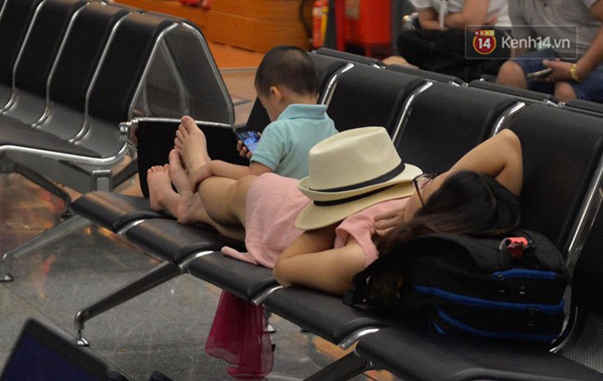 Hết lễ nhưng hàng trăm hành khách bị delay vẫn vật vờ ở sân bay Đà Nẵng, không thể về Hà Nội vì thời tiết xấu